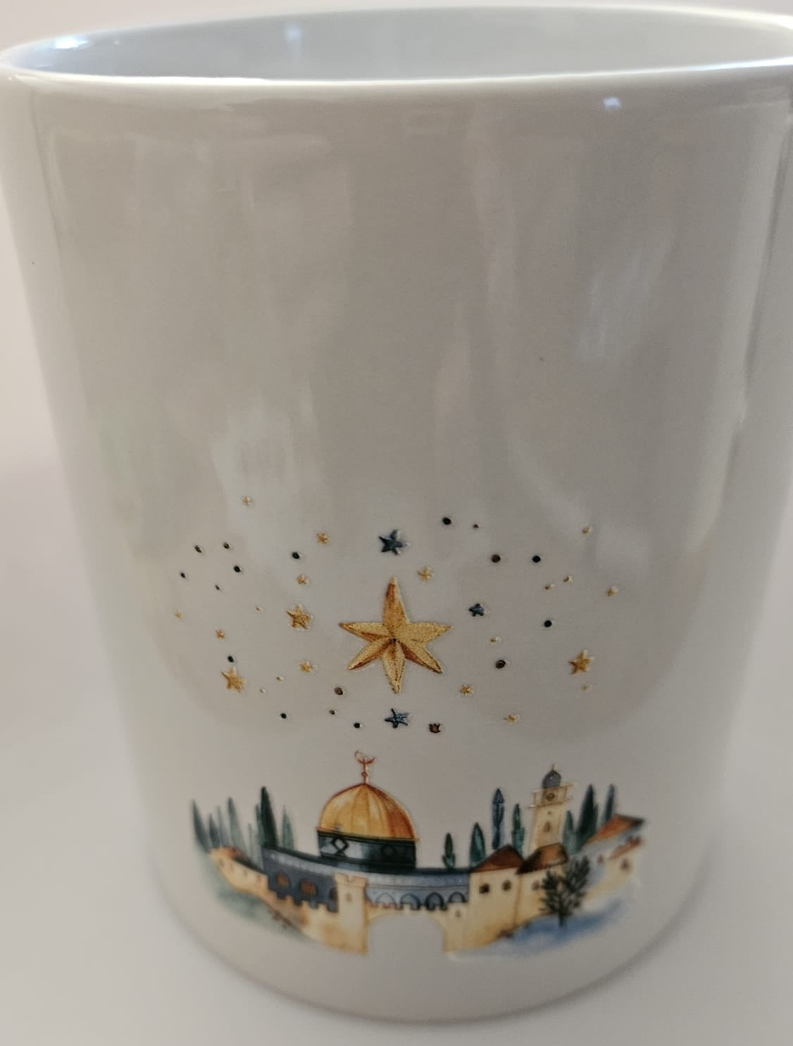 Keramiktasse mit handillustriertem Motiv – stilvoll & liebevoll gestaltet