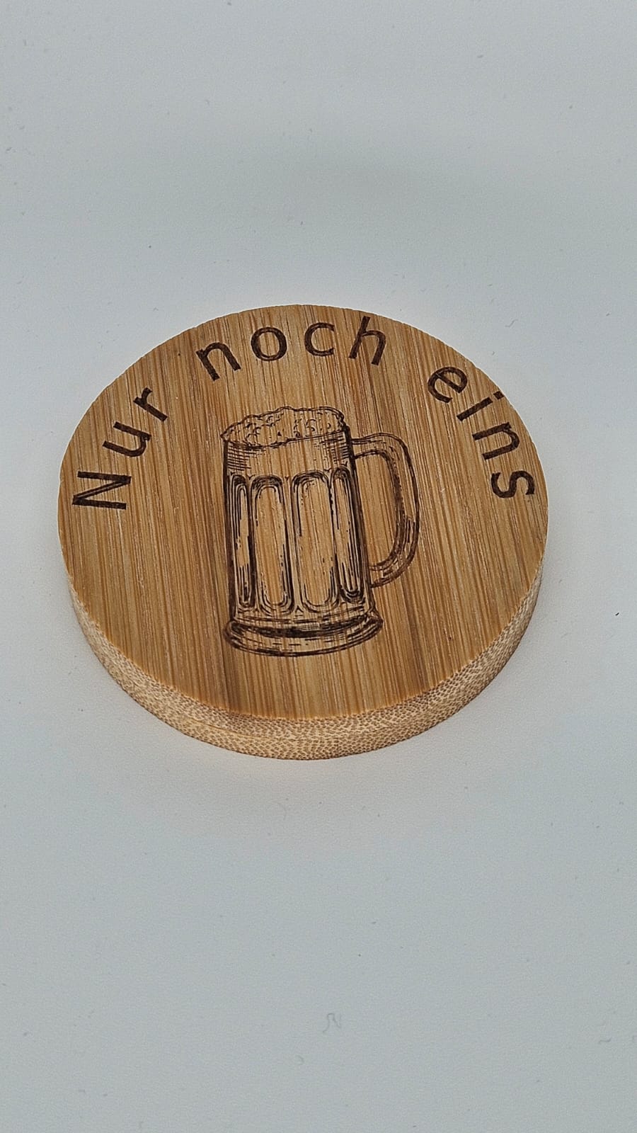Wandflaschenöffner aus Bambus | Flaschenöffner mit Gravur „Nur noch eins“ | Geschenk für Männer | Bar-Deko aus Holz | Lustiger Bieröffner Holz