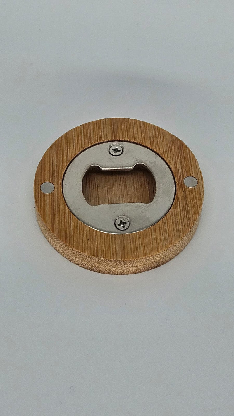 Wandflaschenöffner aus Bambus | Flaschenöffner mit Gravur „Nur noch eins“ | Geschenk für Männer | Bar-Deko aus Holz | Lustiger Bieröffner Holz