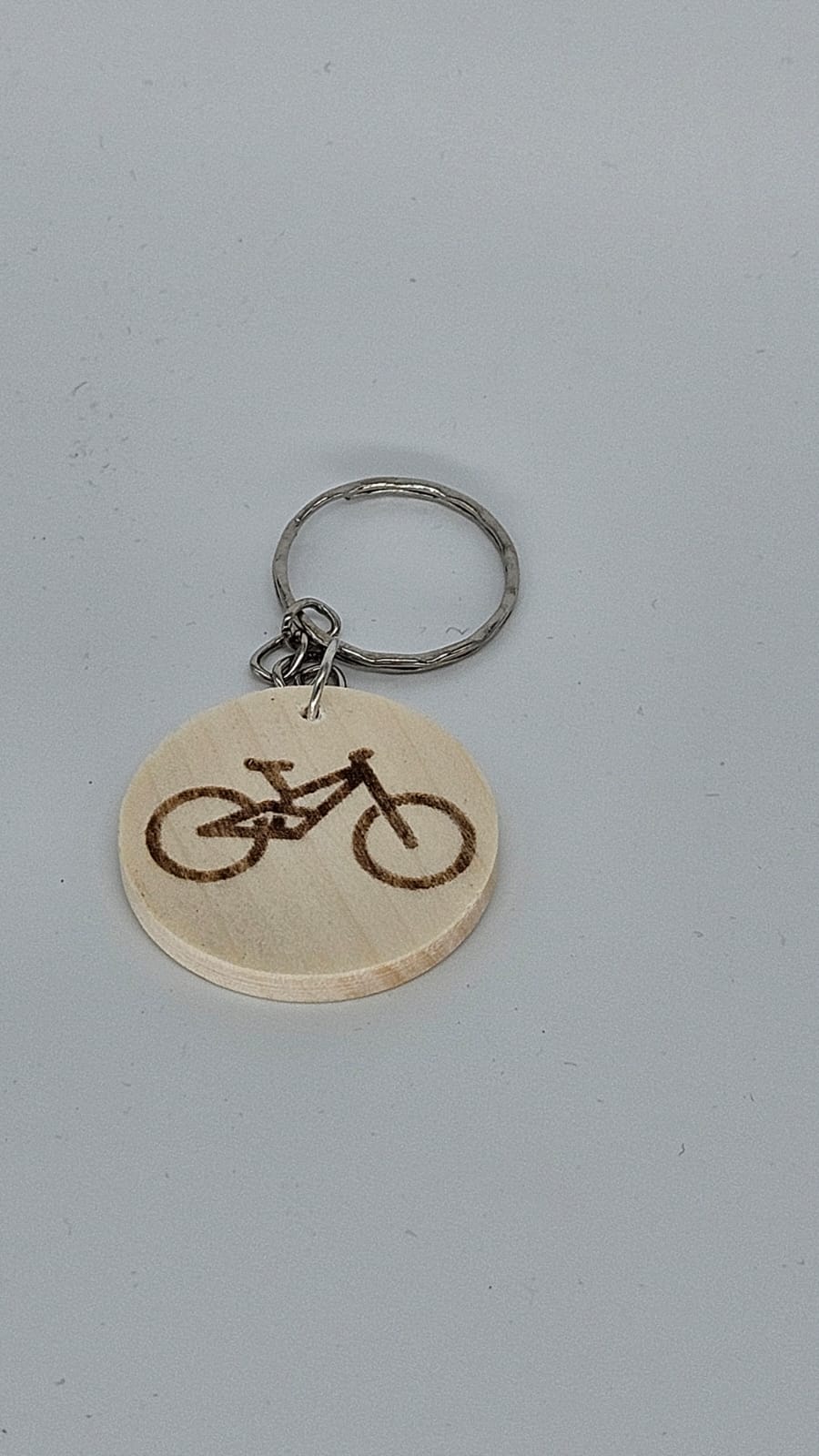 Schlüsselanhänger aus Holz mit Gravur | Verschiedene Motive | Handgemachtes Unikat | Geschenk für Fans & Freunde