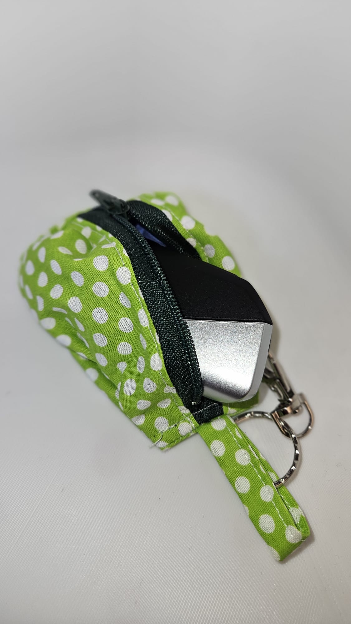 Handgemachter Schlüsselanhänger mit Mini-Tasche – Reißverschluss Täschchen – Praktisches Accessoire Handmade