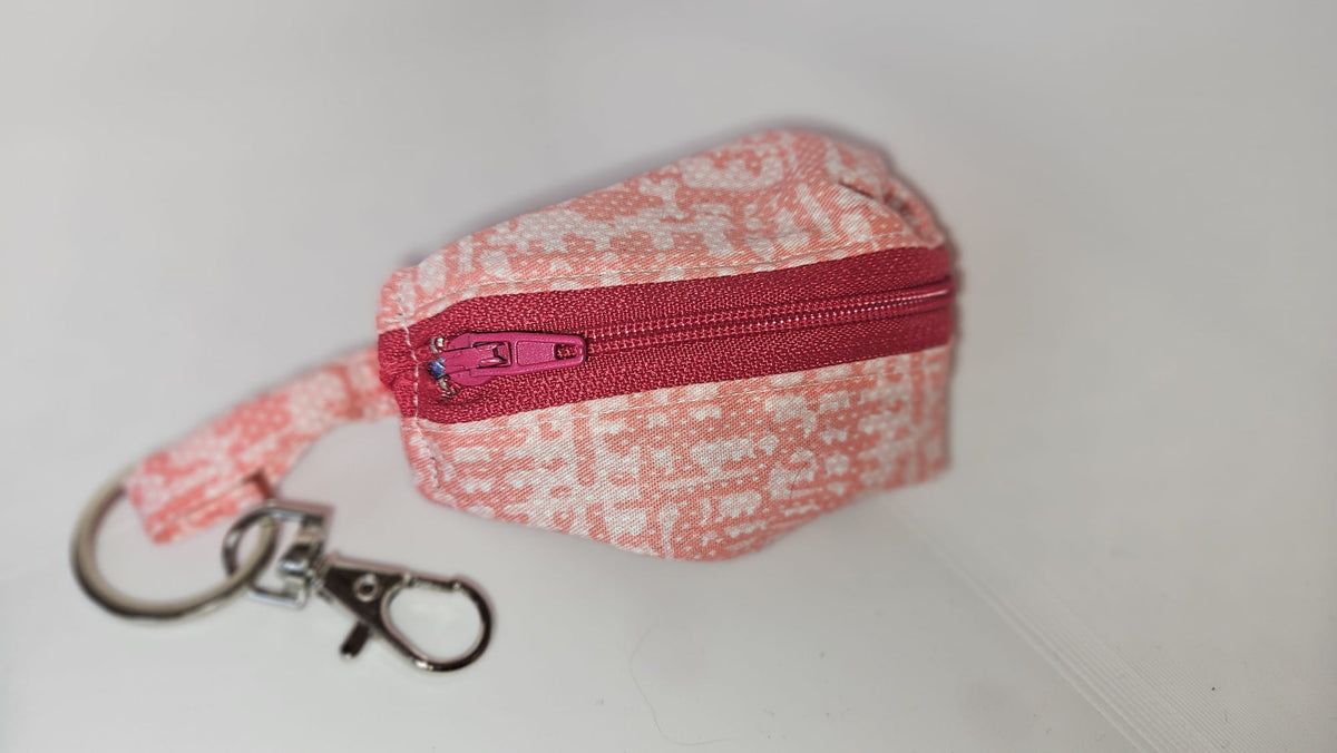 Handgemachter Schlüsselanhänger mit Mini-Tasche – Reißverschluss Täschchen – Praktisches Accessoire Handmade