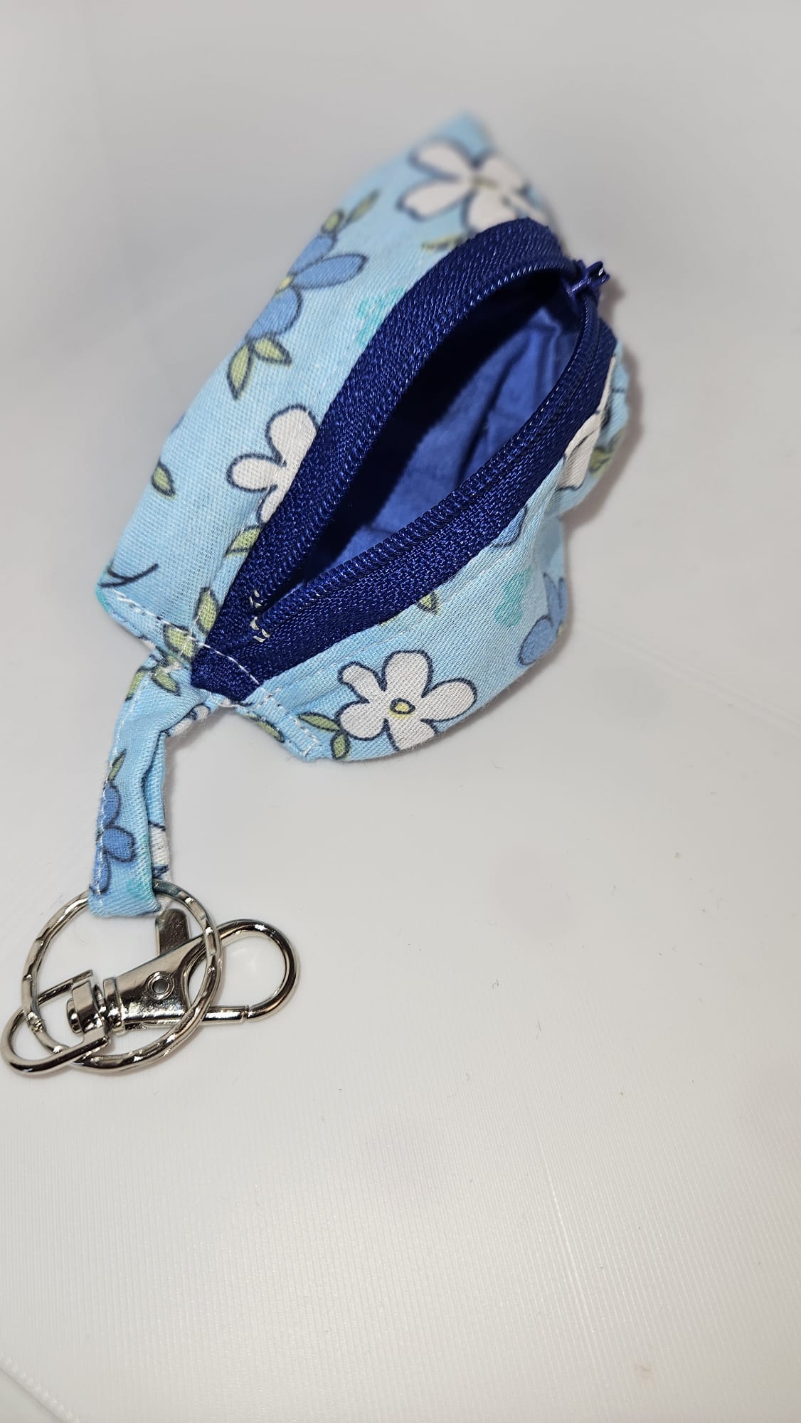 Handgemachter Schlüsselanhänger mit Mini-Tasche – Reißverschluss Täschchen – Praktisches Accessoire Handmade
