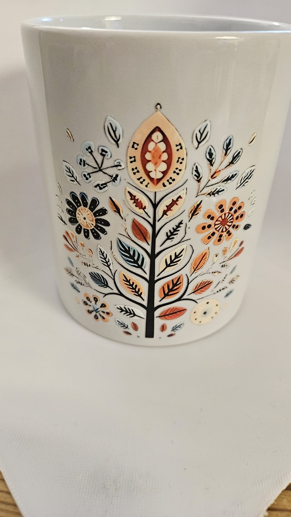 Keramiktasse mit handillustriertem Motiv – stilvoll & liebevoll gestaltet